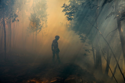 Un pompier era sa arda de viu cand stingea un incendiu de vegetatie. "Nu e supererou" Un pompier era sa arda de viu cand stingea un incendiu de vegetatie. "Nu e supererou"