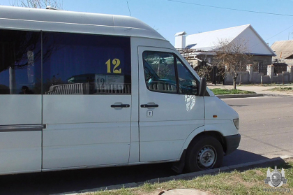 Un copil, transportat la spital dupa ce a fost lovit de un microbuz de ruta, la Tighina. Politia: elevii au pariat ca vor trece strada la culoarea rosie a semaforului - GALERIE FOTO Un copil, transportat la spital dupa ce a fost lovit de un microbuz de ruta, la Tighina. Politia: elevii au pariat ca vor trece strada la culoarea rosie a semaforului - GALERIE FOTO