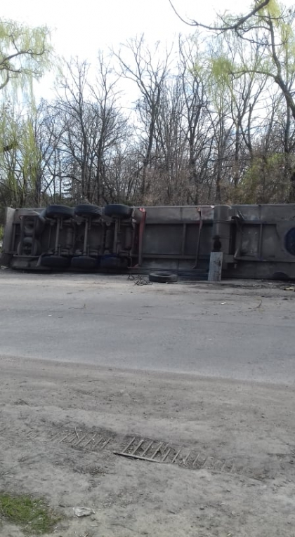 Un TIR s-a rasturnat intr-un sant, in satul Pelenia din Drochia - GALERIE FOTO