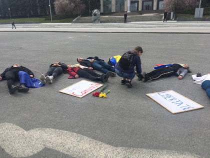 Dorin Chirtoaca si Vlad Biletchi, la flashmob-ul din centrul capitalei: "7 aprilie - Nu uitam, nu iertam" - GALERIE FOTO Dorin Chirtoaca si Vlad Biletchi, la flashmob-ul din centrul capitalei: "7 aprilie - Nu uitam, nu iertam" - GALERIE FOTO