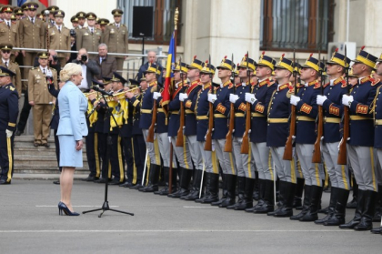 Dancila, discurs citit despre NATO. "Tari vecine si prietene: Bulgaria, Estonia, Letonia" Dancila, discurs citit despre NATO. "Tari vecine si prietene: Bulgaria, Estonia, Letonia"