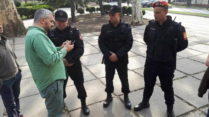 Occupy Guguta: "Politia a solicitat vreun act care ar permite prezenta noastra pe scarile cafenelei Guguta. Principalul argument invocat a fost "Seful nostru a spus ca nu se permite"..." - VIDEO Occupy Guguta: "Politia a solicitat vreun act care ar permite prezenta noastra pe scarile cafenelei Guguta. Principalul argument invocat a fost "Seful nostru a spus ca nu se permite"..." - VIDEO