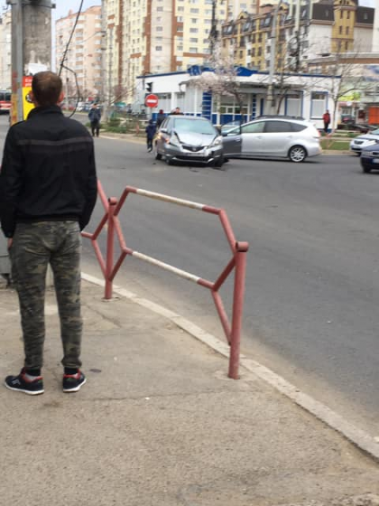 Doua masini s-au ciocnit pe o strada din capitala