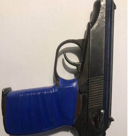 Un sofer, prins cu un pistol pe care l-a ascuns sub bancheta din masina, in timp ce incerca sa traverseze vama Otaci - FOTO