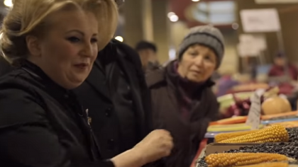 Imagini nedifuzate la TV. Vizita Vioricai Dancila la Piata Obor, parodiata de Irene Boclinca. Reactia romanilor: "E doamna Dancila?" - VIDEO