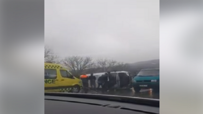 Un microbuz s-a rasturnat, pe soseaua Chisinau-Balti. Ambulanta se afla acolo Un microbuz s-a rasturnat, pe soseaua Chisinau-Balti. Ambulanta se afla acolo
