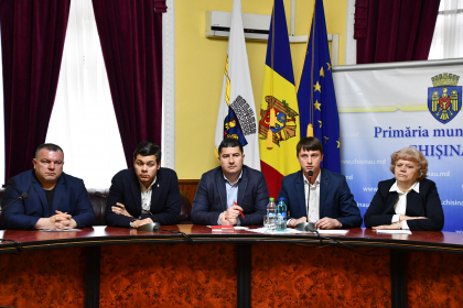 Consilierii socialisti cer convocarea urgenta a Consiliului Municipal, in caz contrar, ei spun ca vor insista asupra dizolvarii acestuia si stabilirea alegerilor anticipate: "Acest consiliu lucreaza doar cu probleme in care exista interese" - VIDEO