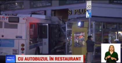 Momentul in care o pizzerie este distrusa de un autobuz Momentul in care o pizzerie este distrusa de un autobuz