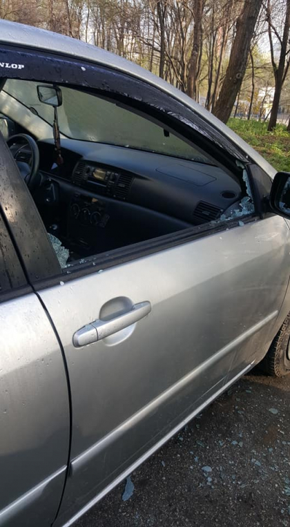Patru masini, parcate intr-o curte din capitala, printre care si automobilul interpretei Cristina Scarlat, sparte: "Dimineata e frumoasa nu doar la mine" - GALERIE FOTO