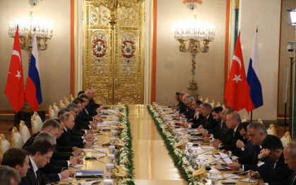 Ce facea ministrul rus al Apararii in timp ce Putin si Erdogan discutau despre rachete - VIDEO Ce facea ministrul rus al Apararii in timp ce Putin si Erdogan discutau despre rachete - VIDEO
