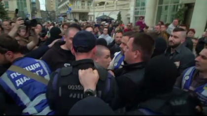 Bataie intre sustinatorii candidatilor la presedintie, in Kiev. De la ce a pornit Bataie intre sustinatorii candidatilor la presedintie, in Kiev. De la ce a pornit