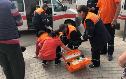 Un copil  ajuns la spital, dupa ce a fost lovit de masina pe o strada din Balti - GALERIE FOTO