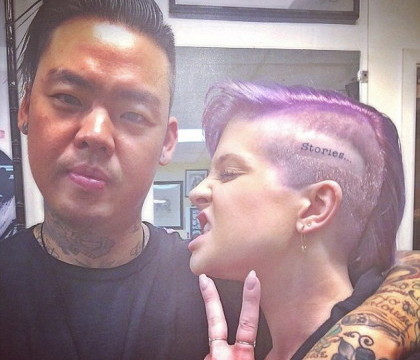 Excentrica Kelly Osbourne a iesit din nou in evidenta. Fiica lui Ozzy Osbourne si-a facut un tatuaj pe cap