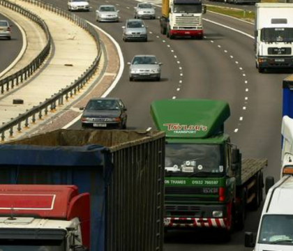 Trei ani nu mai are voie sa conduca. Un britanic mergea cu 240 de km/h, avand in masina 4 copii Trei ani nu mai are voie sa conduca. Un britanic mergea cu 240 de km/h, avand in masina 4 copii