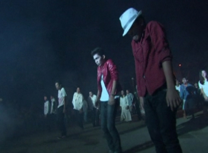 "Thriller" in scop caritabil. Sute de fani au facut-o in unison, chiar daca se aflau in tari diferite "Thriller" in scop caritabil. Sute de fani au facut-o in unison, chiar daca se aflau in tari diferite