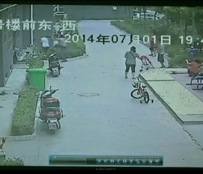 Fetita de 2 ani, salvata de doi trecatori. Copila a cazut de la etajul 8 al unui bloc din China Fetita de 2 ani, salvata de doi trecatori. Copila a cazut de la etajul 8 al unui bloc din China