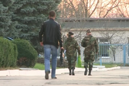 Soldatul gasit impuscat cu arma din dotare, deteminat sa se sinucida? "A vorbit la telefon cu iubita"