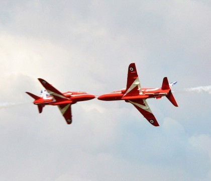 Momentul in care doua avioane au fost la un pas de dezastru in aer. Imaginea unica surprinsa la un show aviatic Momentul in care doua avioane au fost la un pas de dezastru in aer. Imaginea unica surprinsa la un show aviatic