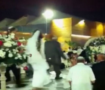 Doi tineri din Israel, nevoiti sa fuga de la propria nunta, din cauza rachetelor Hamas care explodau deasupra lor. VIDEO Doi tineri din Israel, nevoiti sa fuga de la propria nunta, din cauza rachetelor Hamas care explodau deasupra lor. VIDEO