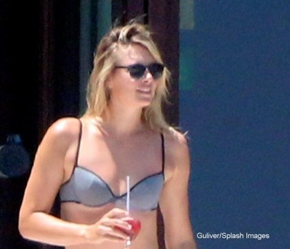 Cum arata Maria Sharapova in afara terenului de tenis. Sportiva, surprinsa in costum de baie, pe o plaja din Mexic Cum arata Maria Sharapova in afara terenului de tenis. Sportiva, surprinsa in costum de baie, pe o plaja din Mexic