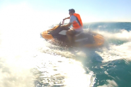 N-ai mai vazut asa ceva! Andrei Tabuica iese in mare cu un water-bike Spark. Test drive inedit N-ai mai vazut asa ceva! Andrei Tabuica iese in mare cu un water-bike Spark. Test drive inedit