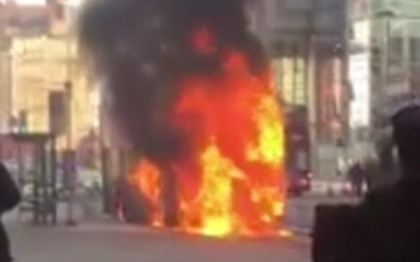 Scene de panica in Londra. Un autobuz cu etaj a luat foc in plina strada - VIDEO