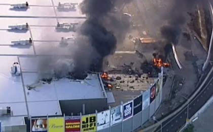 Un avion de mici dimensiuni s-a prabusit peste un centru comercial din Melbourne. Toti cei 5 pasageri au murit. Momentul in care acesta explodeaza - VIDEO