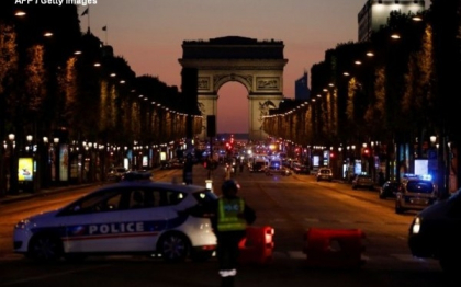 Atac armat pe Champs-Elysees, cu trei zile inainte de alegerile prezidentiale. Doi politisti au fost ucisi - FOTO si VIDEO
