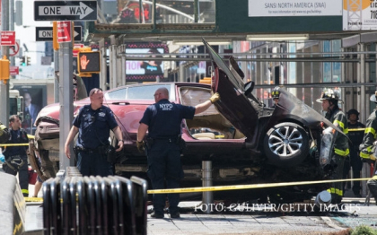 O masina a intrat in trecatori, in Times Square din New York: un om a murit si 12 sunt raniti. Soferul, un fost militar O masina a intrat in trecatori, in Times Square din New York: un om a murit si 12 sunt raniti. Soferul, un fost militar