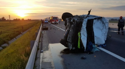 Un moldovean de 32 de ani s-a stins intr-un accident produs in Romania: ar fi pierdut controlul volanului si s-a rasturnat cu microbuzul pe sosea. Barbatul a fost aruncat la cativa metri - VIDEO Un moldovean de 32 de ani s-a stins intr-un accident produs in Romania: ar fi pierdut controlul volanului si s-a rasturnat cu microbuzul pe sosea. Barbatul a fost aruncat la cativa metri - VIDEO