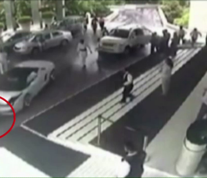 CAMERA DE SUPRAVEGHERE: Cum este"parcat" un Lamborghini Gallardo, intr-o bariera de beton, de catre valetul unui hotel