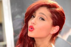 Ariana Grande prezinta \'Right There\'. Vezi videoclipul in care apare fiul lui Arnold Schwarzenegger