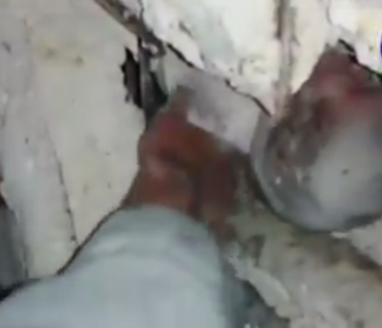 VIDEO. Bebelus de 2 luni, salvat dupa 16 ore de sub daramaturi, in Siria