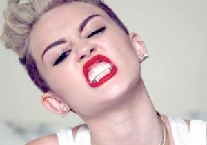 "‹Miley Cyrus - aproape dezbracata de Halloween - FOTO "‹Miley Cyrus - aproape dezbracata de Halloween - FOTO