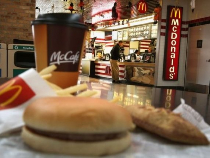 Schimbare uriasa la McDonald"™s. Cu ce produse intra in supermarketuri si ce gigant "ataca"