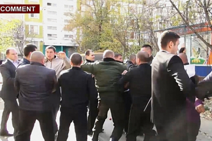 BATAIE GENERALA la Ciocana. Locatarii unui bloc i-au luat la pumni pe muncitori. VIDEO