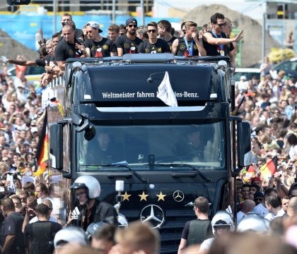 Sarbatoare nationala in Germania. Peste 250.000 de persoane i-au asteptat pe jucatorii germani la Poarta Brandenburg Sarbatoare nationala in Germania. Peste 250.000 de persoane i-au asteptat pe jucatorii germani la Poarta Brandenburg