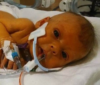 Rugamintea unui tata care si-a dorit o fotografie cu fetita lui, fara tuburile de spital. Mesajul scris pe o retea sociala Rugamintea unui tata care si-a dorit o fotografie cu fetita lui, fara tuburile de spital. Mesajul scris pe o retea sociala