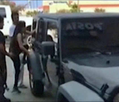De frica unei tragedii, cativa trecatori au spart geamul unei masini pentru a scoate doi copii incuiati inauntru