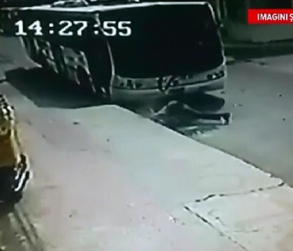 A zburat prin parbriz cand soferul a franat brusc. Martorii s-au speriat ingrozitor cand au vazut scena A zburat prin parbriz cand soferul a franat brusc. Martorii s-au speriat ingrozitor cand au vazut scena