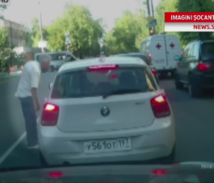 Caz socant in Rusia. Un sofer l-a lovit in plin pe barbatul cu care se certase in trafic. VIDEO Caz socant in Rusia. Un sofer l-a lovit in plin pe barbatul cu care se certase in trafic. VIDEO