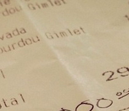 Un chelner a avut parte de surpriza vietii lui. S-a frecat la ochi cand a adus nota de plata si a vazut ce a primit in schimb