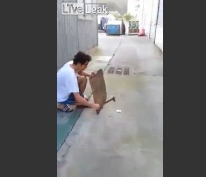 Ce se intampla cand un tanar loveste bateria de la telefon cu un ciocan. VIDEO cu momentul