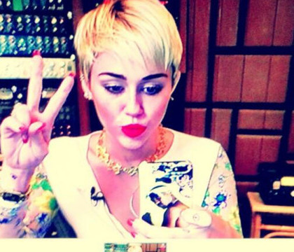 Miley Cyrus, topless in mijlocul desertului. Cum arata imaginea de aproape 1.000.000 de like-uri pe Facebook Miley Cyrus, topless in mijlocul desertului. Cum arata imaginea de aproape 1.000.000 de like-uri pe Facebook