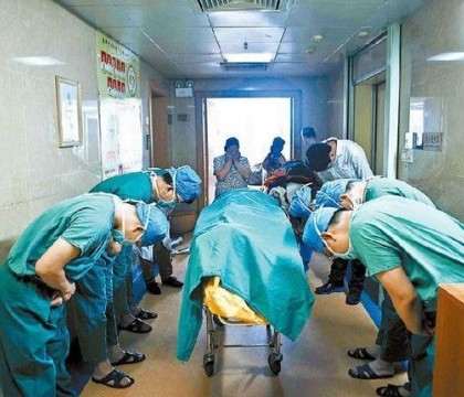 FOTO. Doctorii care se pleaca in fata unui copil ucis de cancer, imaginea care a emotionat o lume intreaga FOTO. Doctorii care se pleaca in fata unui copil ucis de cancer, imaginea care a emotionat o lume intreaga