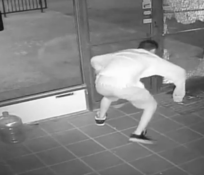 VIDEO. Imagini camera de supraveghere. Reactia unui hot dupa ce a spart un magazin si a auzit alarma VIDEO. Imagini camera de supraveghere. Reactia unui hot dupa ce a spart un magazin si a auzit alarma