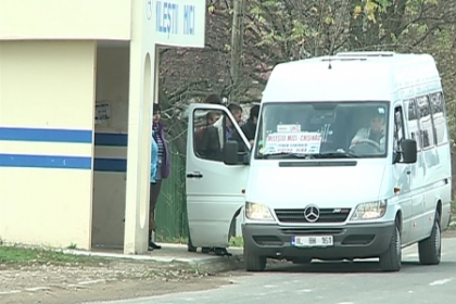 In microbuz ca in cutia de chibrituri: Unii chiar lesina. Prin ce trec zilnic locuitorii din Milesti In microbuz ca in cutia de chibrituri: Unii chiar lesina. Prin ce trec zilnic locuitorii din Milesti