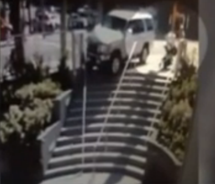 O mama cu un copil in carut, cat pe ce sa fie spulberata pe trotuar. Gestul prin care si-a salvat copilul O mama cu un copil in carut, cat pe ce sa fie spulberata pe trotuar. Gestul prin care si-a salvat copilul