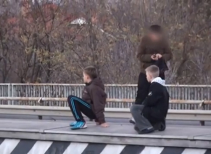 Pot muri in orice moment. Distractia bolnava a unor copii pe viaduct: "Va rugam, nu aratati asta" Pot muri in orice moment. Distractia bolnava a unor copii pe viaduct: "Va rugam, nu aratati asta"
