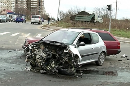 VIDEO. Accident in lant la Ciocana. Un sofer a fost ranit, iar masina - facuta zob